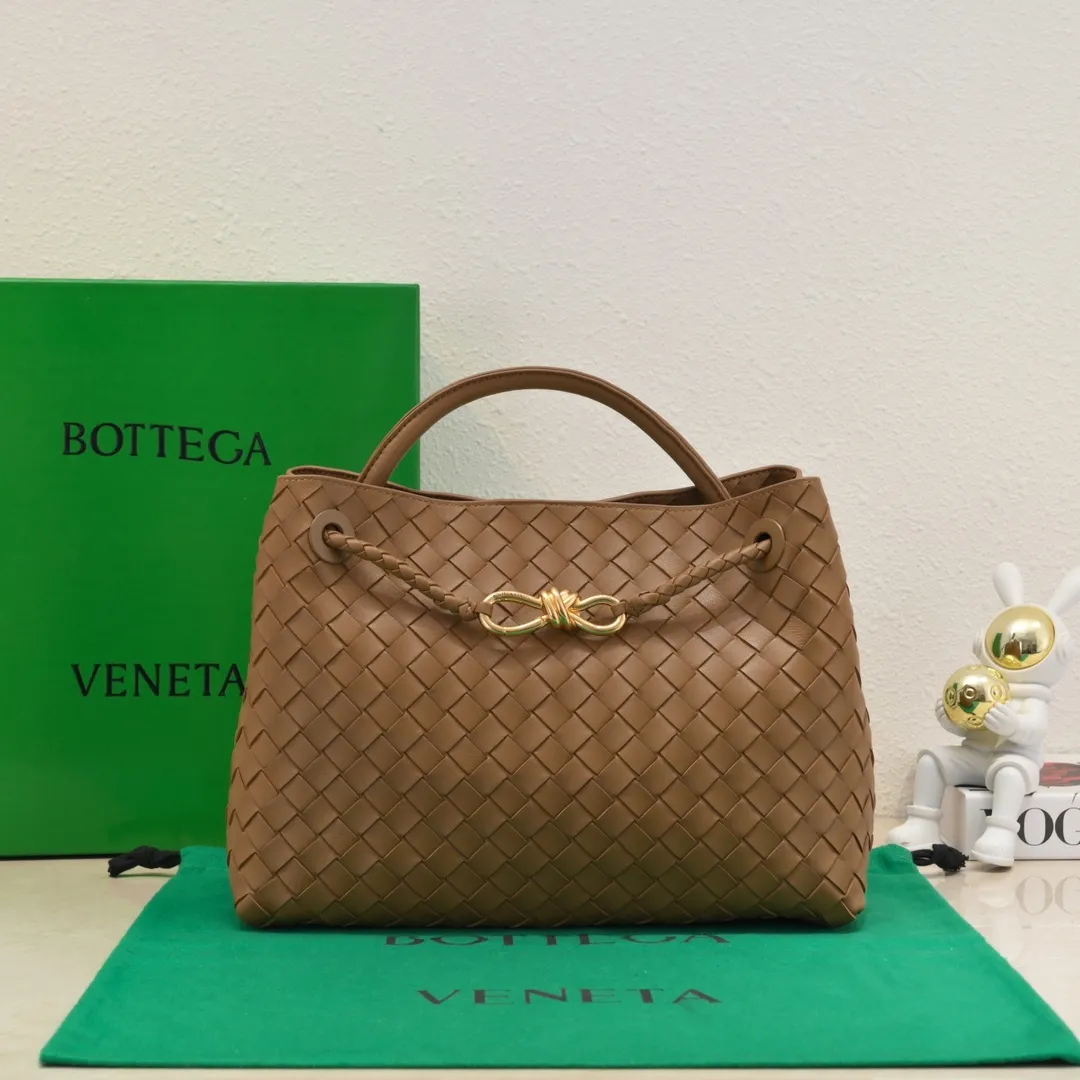 The 2023 new Andiamo batch of 2260 BV has been shipped‼ ️Really popular🔥The new Andiamo woven handbag launched by Bottega Veneta this season is really popular all over the world! ! Celebrities at home and abroad have worn it, and Oscar-winning actress Michelle Yeoh has taken it out on the street. Song Jia, Trai Yara, Yu Feihong, Sanji Ayaka, Rosie Hunting-Whiteley, Yoshioka Riho, etc. have all picked up this bag. It is classic and versatile, showing off its temperament, and the bag capacity is also large, which is very convenient for daily commuting! ! A variety of carrying methods, the shoulder straps can be adjusted by yourself, the original lambskin feels soft and delicate, and the unisex style breaks gender boundaries and brings a more practical and longer-lasting use experience. Andiamo, which has both elegant and casual styles, perfectly interprets the true appearance of "fashionable old money style". Style number: 8463 Size: 32*24*12